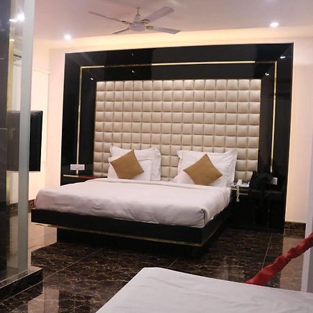 Hotel Sri Nanak Continental Delhi  Exterior photo