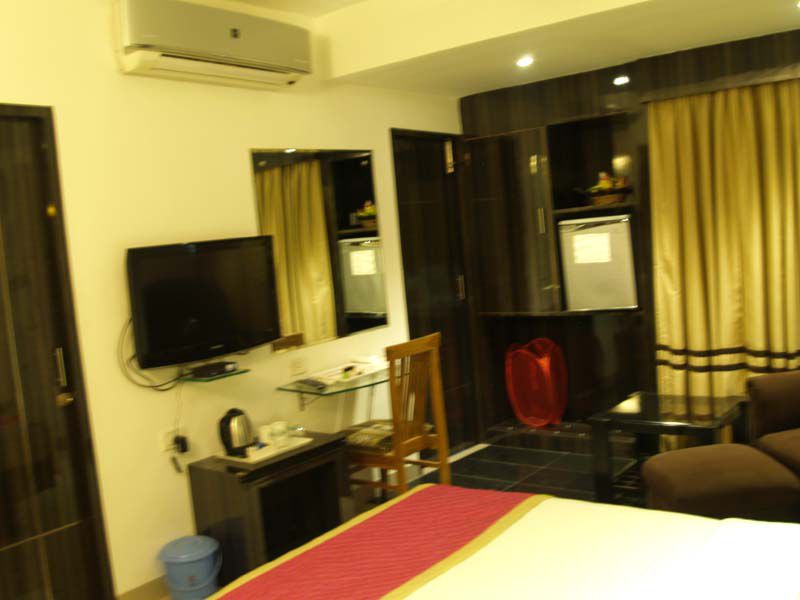 Hotel Sri Nanak Continental Delhi  Exterior photo