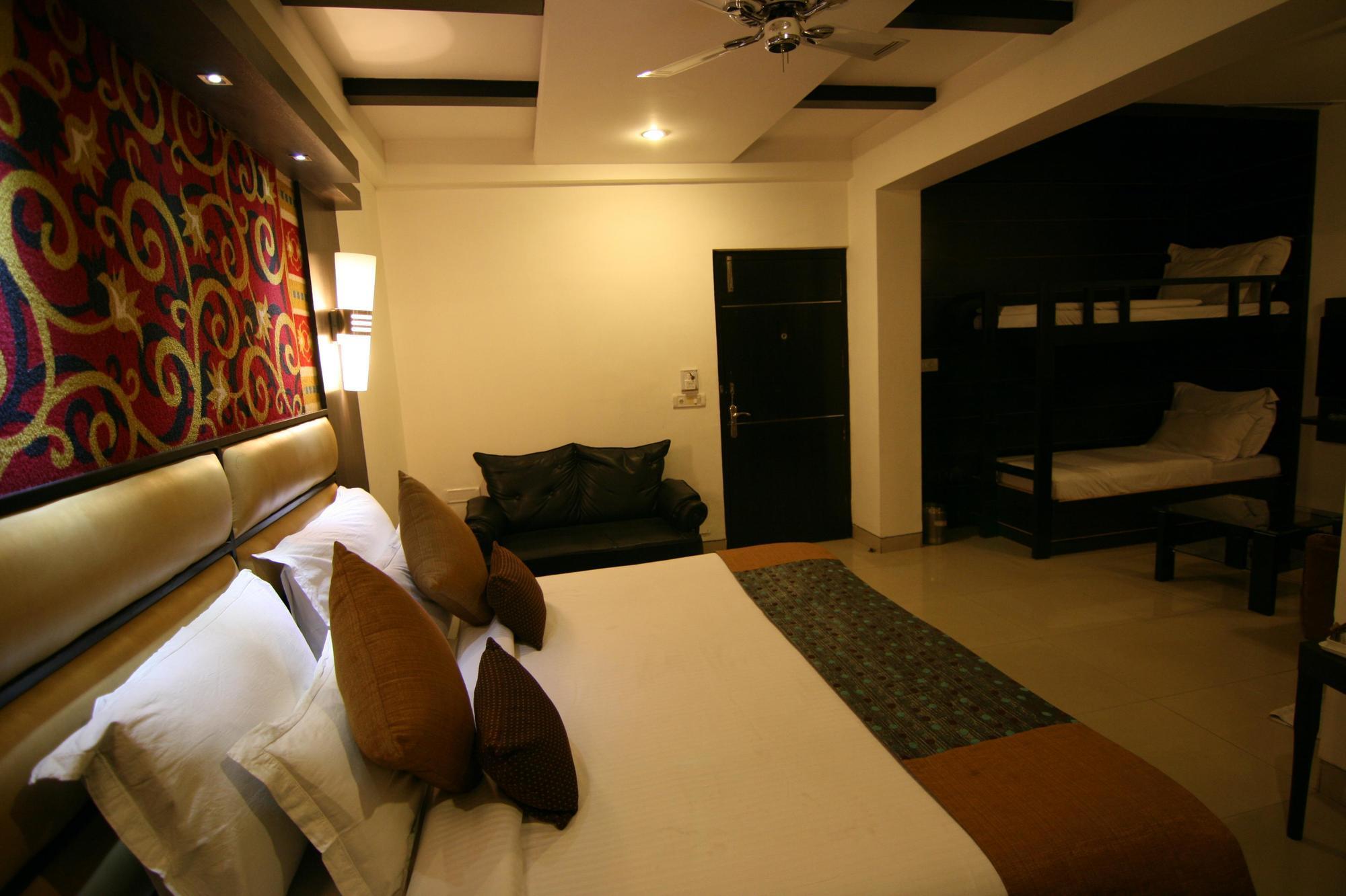 Hotel Sri Nanak Continental Delhi  Room photo