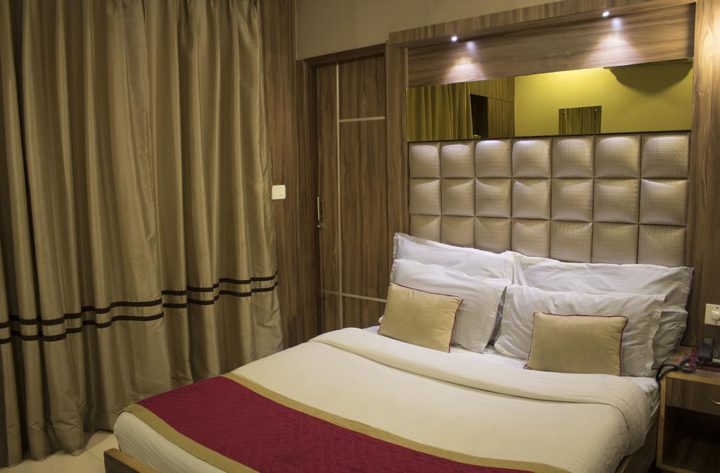 Hotel Sri Nanak Continental Delhi  Exterior photo