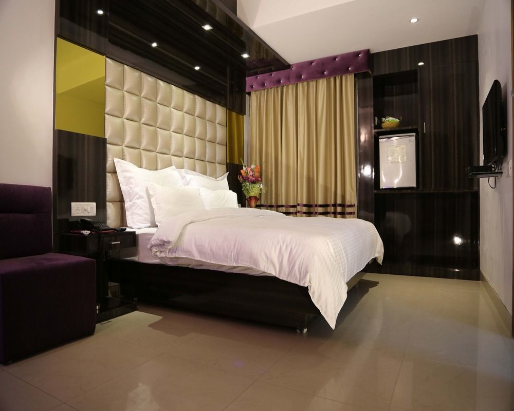 Hotel Sri Nanak Continental Delhi  Exterior photo