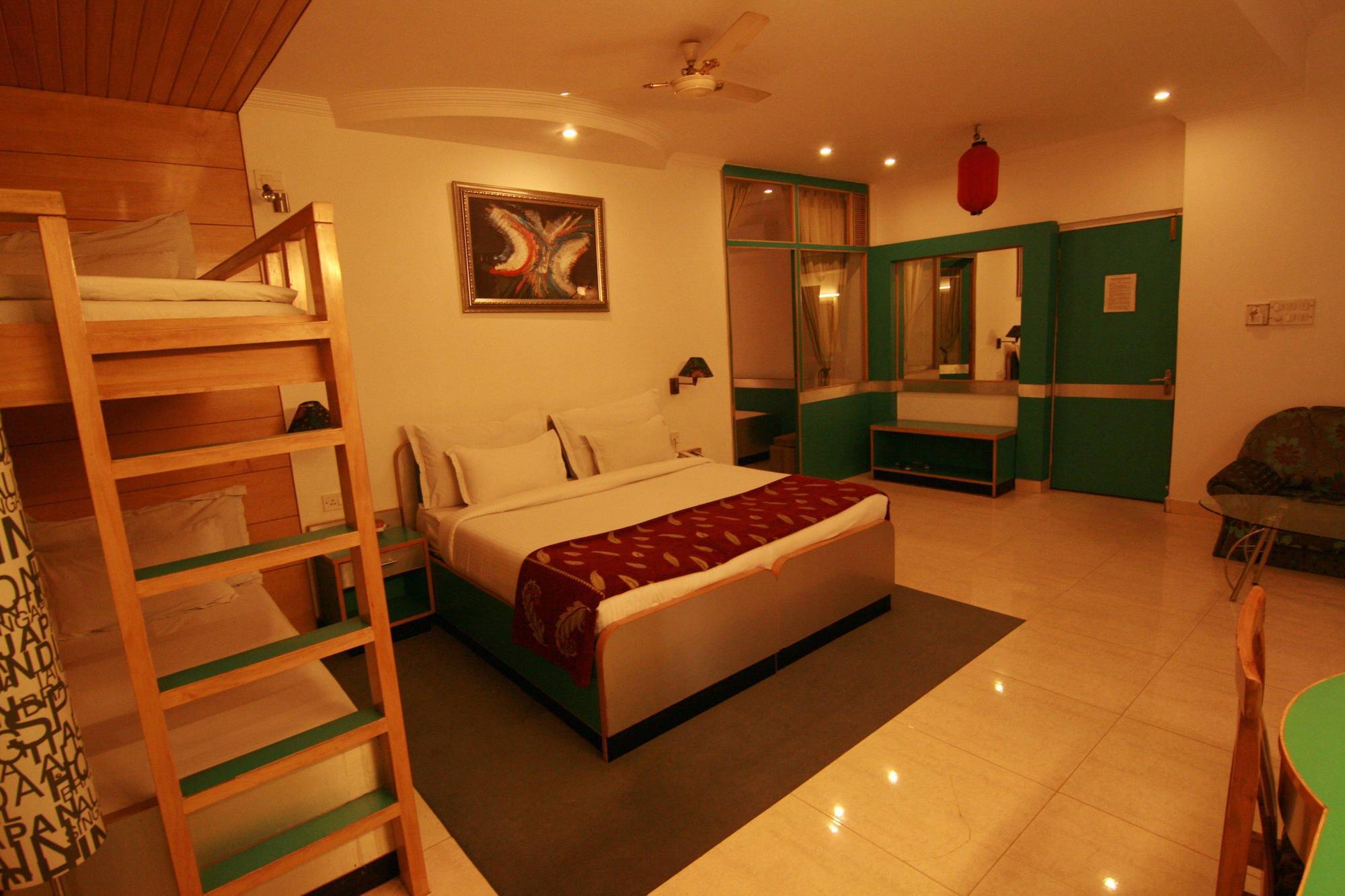 Hotel Sri Nanak Continental Delhi  Exterior photo
