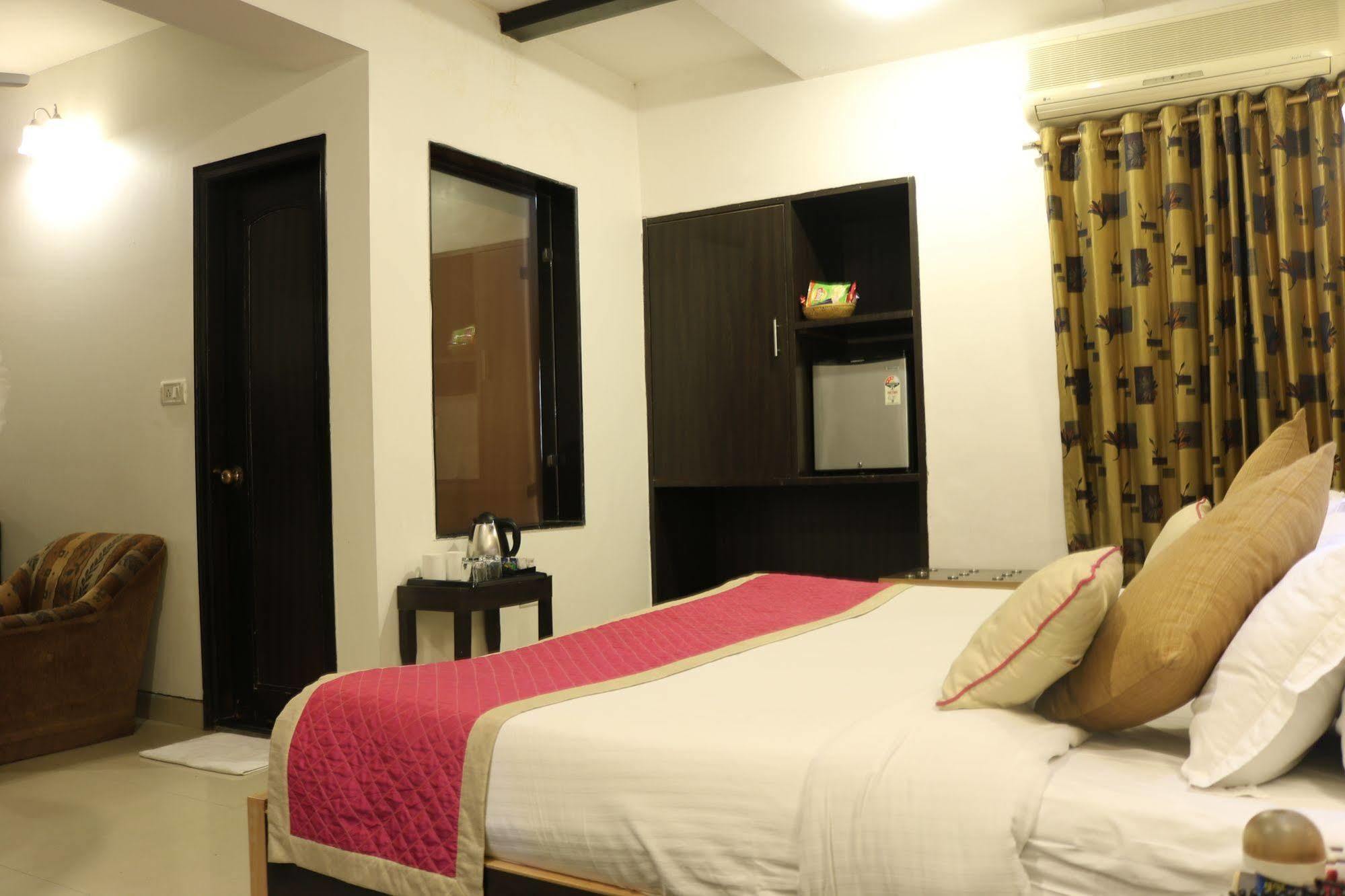 Hotel Sri Nanak Continental Delhi  Exterior photo