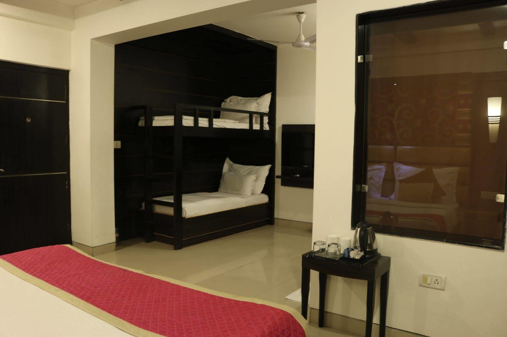 Hotel Sri Nanak Continental Delhi  Exterior photo