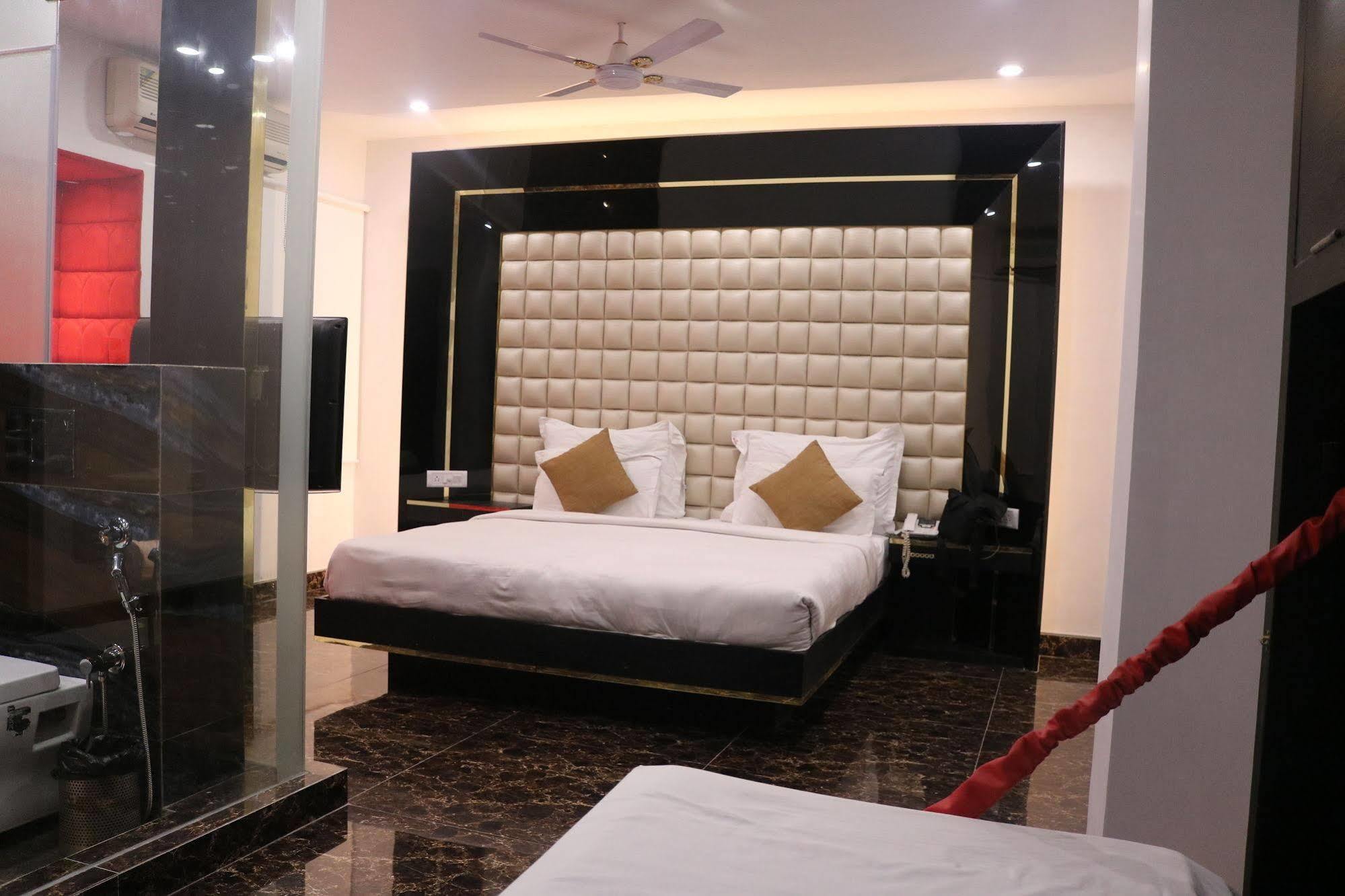 Hotel Sri Nanak Continental Delhi  Exterior photo